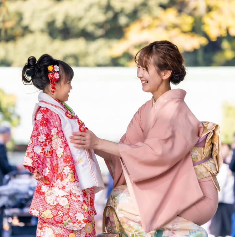 七五三詣りをする着物姿の母娘