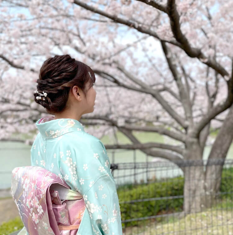 桜を見る着物女性